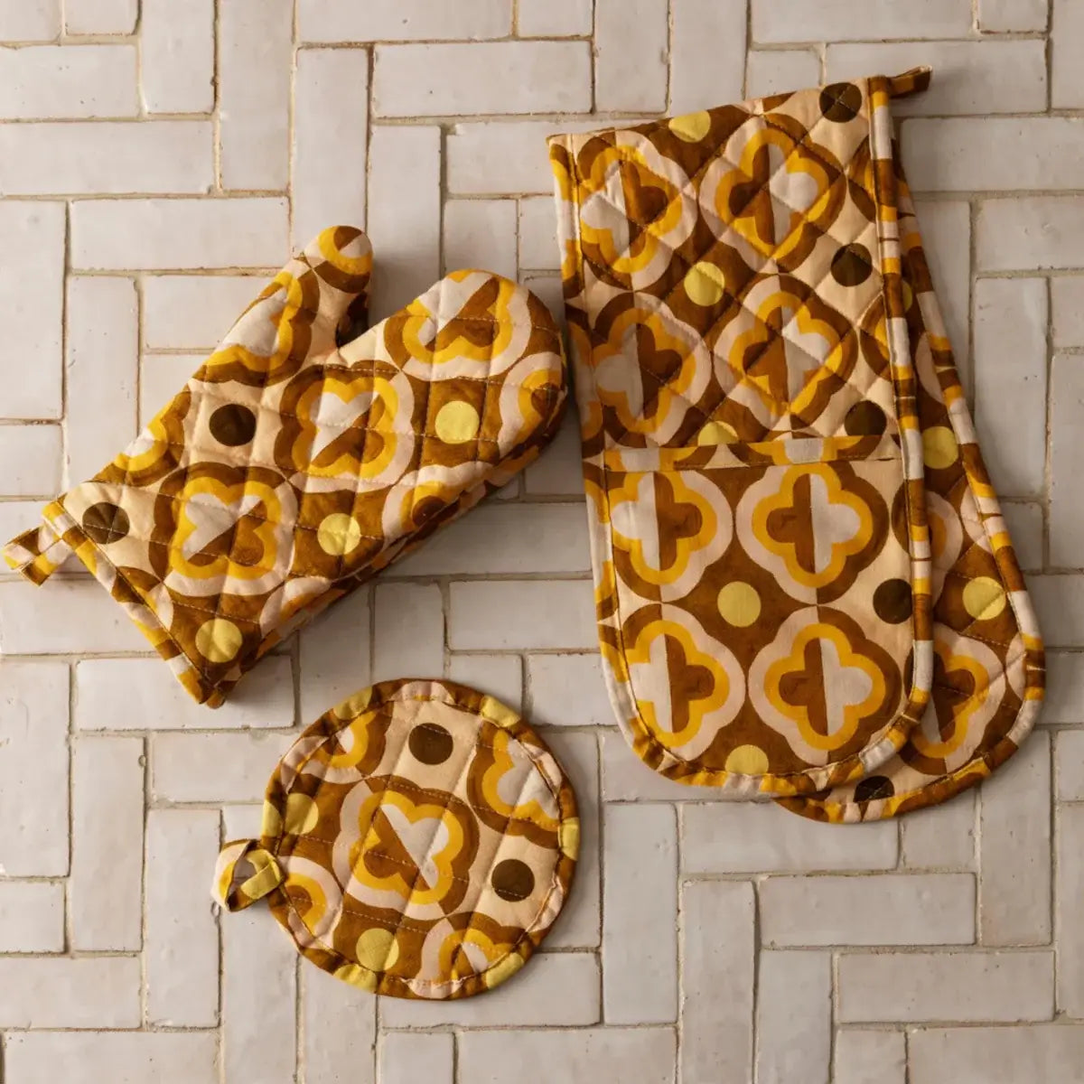Clove Golden Oven Mitts Set